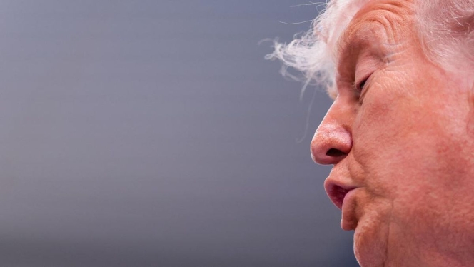 
 Donald Trump memberikan reaksi keras dalam sebuah acara di Washington DC terkait tuduhan dalam manifesto tersangka penembakan. (Foto: RSS)