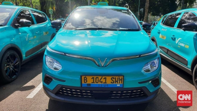 
 Petugas Kemenhub saat melakukan pemeriksaan dokumen dan armada di pool taksi Green SM Bekasi sebagai langkah investigasi pasca kecelakaan. (Foto: RSS)