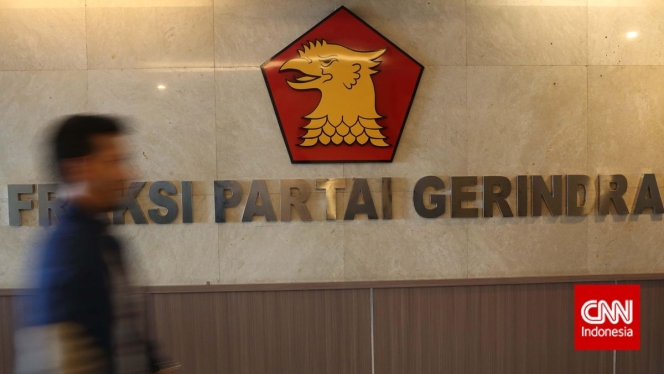 
 Ketua DPRD Kepri, Iman Sutiawan, saat mengendarai motor gede yang memicu sanksi dari Partai Gerindra. (Foto: RSS)
