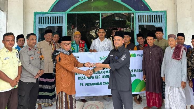 
 Prosesi penyerahan bantuan secara simbolis oleh pihak Pegadaian Cabang Rasanae kepada pengurus Masjid Uswatun Hasanah di Ambalawi, Kabupaten Bima. (Foto: RSS)