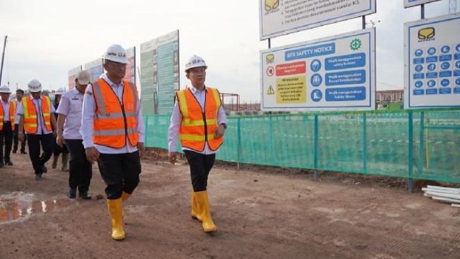 
 Sekda Lampung saat meninjau langsung progres pembangunan Sekolah Rakyat di kawasan Kota Baru yang ditargetkan rampung pada Juli 2026. (Foto: RSS)