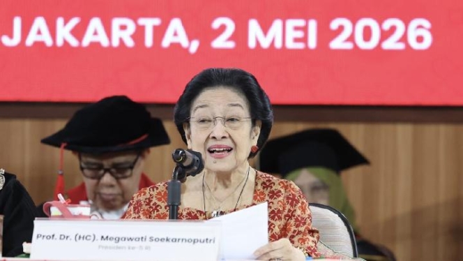 
 Megawati Soekarnoputri memberikan orasi ilmiah mengenai kedaulatan rakyat dan sistem pemilu di Universitas Borobudur, Jakarta. (Foto: RSS)