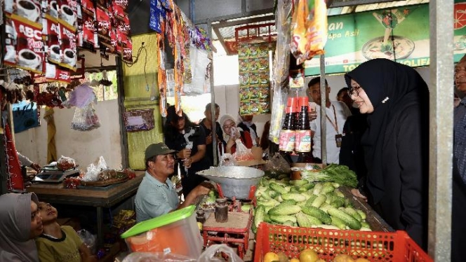
 Para pedagang di pasar tradisional Banyuwangi kini mendapatkan kelonggaran retribusi setiap akhir pekan untuk mendorong daya beli. (Foto: RSS)