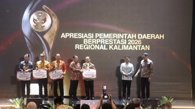 
 Suasana penyerahan penghargaan Apresiasi Pemerintah Daerah Berprestasi 2026 Regional Kalimantan yang menjadi sorotan terkait kriteria penilaian kinerja. (Foto: RSS)