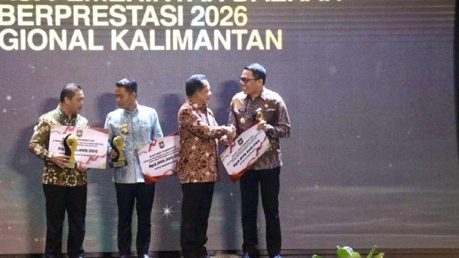 
 Wali Kota Samarinda Andi Harun saat menerima penghargaan Juara 1 Creative Financing dan Pengendalian Inflasi dalam ajang Apresiasi Pemerintah Daerah Berprestasi 2026. (Foto: RSS)