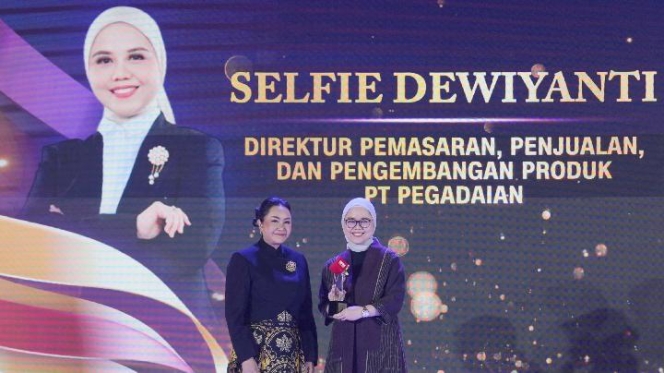 
 Direktur Pegadaian Selfie Dewiyanti saat menerima penghargaan Indonesia Leading Women Awards 2026 atas prestasi dalam inovasi pemasaran dan produk berkelanjutan. (Foto: RSS)