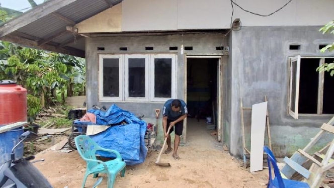 
 Pekerja menyelesaikan perbaikan rumah warga di Aceh Tamiang menggunakan dana stimulan dari pemerintah. (Foto: RSS)
