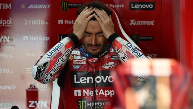 
 Momen Francesco Bagnaia meluapkan rasa frustrasinya dengan menendang peralatan di pinggir sirkuit usai mengalami crash di MotoGP Prancis 2026. (Foto: RSS)