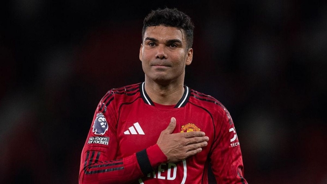 
 Casemiro saat memberikan sinyal perpisahan kepada publik Old Trafford setelah menyatakan keputusannya untuk hengkang. (Foto: RSS)