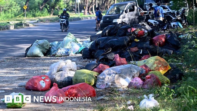 
 Kondisi tumpukan sampah yang meluber ke badan jalan di Bali, merusak pemandangan dan kenyamanan kawasan wisata. (Foto: RSS)