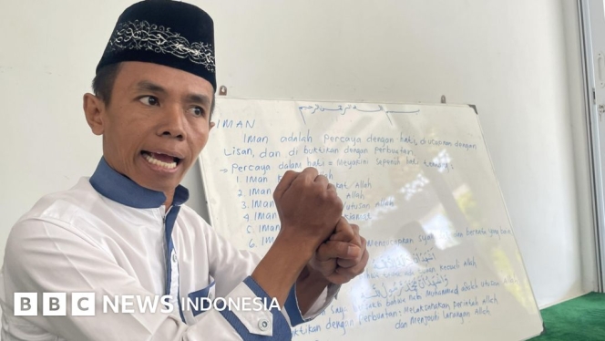 
 Mohtar Efendi saat memberikan bimbingan membaca Al-Qur'an kepada santri penyandang tuli di Pamekasan. (Foto: RSS)
