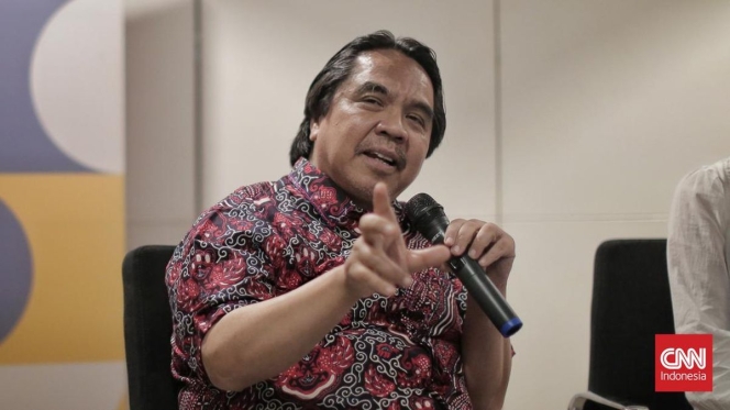 
 Ade Armando saat memberikan keterangan resmi terkait alasannya mundur dari PSI akibat gesekan internal. (Foto: RSS)