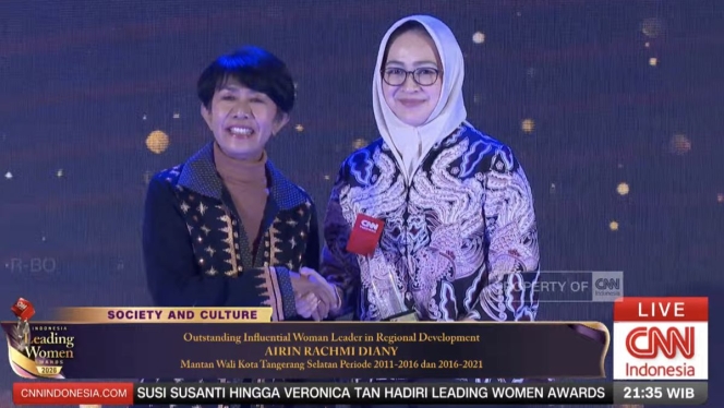 
 Airin Rachmi Diany saat menerima penghargaan Outstanding Influential Woman Leader in Regional Development di ajang CNN Indonesia Leading Women Awards 2026. (Foto: RSS)