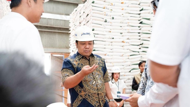 
 Tim legislator Gerindra H. Muhammad Rofiqi saat mendistribusikan bantuan pangan untuk lansia yang sedang sakit di Desa Pakauman Ulu, Banjar. (Foto: RSS)