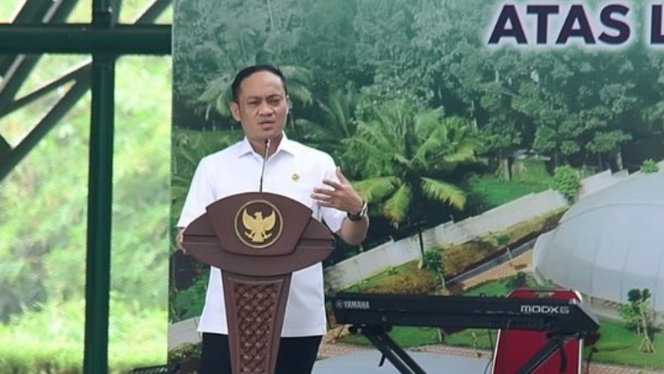 
 Petugas kepolisian melakukan olah TKP di lokasi kebakaran ruang kerja Anggota IV BPK RI, Haerul Saleh, Jakarta. (Foto: RSS)