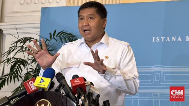 
 Menteri PKP Maruarar Sirait saat meninjau kondisi rumah penerima bantuan BSPS di Surabaya, Jawa Timur, guna memastikan kelayakan dan ketepatan sasaran program. (Foto: RSS)