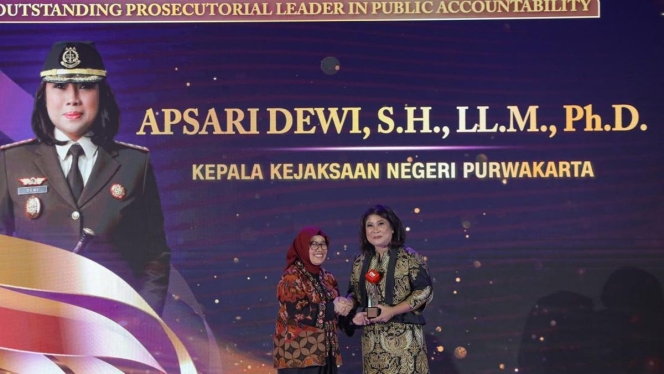 
 Jaksa Apsari Dewi saat menerima penghargaan Leading Women Awards 2026 atas konsistensinya mengawasi dana desa. (Foto: RSS)