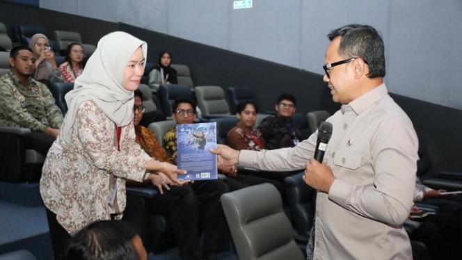 
 Wamendagri Bima Arya saat memberikan arahan pada penutupan magang di Kemendagri, menekankan pentingnya karakter dalam kepemimpinan. (Foto: RSS)