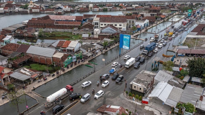 
 Ancaman banjir rob dan penurunan muka tanah di pesisir Pantura Jawa yang mengancam pemukiman warga serta infrastruktur nasional. (Foto: RSS)