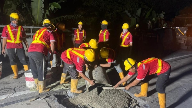 
 Petugas melakukan perbaikan di salah satu titik jalan rusak di Tol Jagorawi setelah laporan banyak mobil mengalami pecah ban. (Foto: RSS)