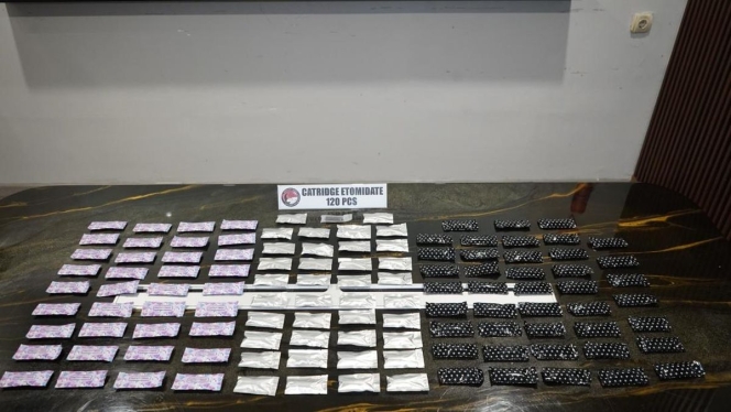 
 Petugas kepolisian saat mengamankan barang bukti cartridge vape berisi zat etomidate di Jakarta Barat. (Foto: RSS)