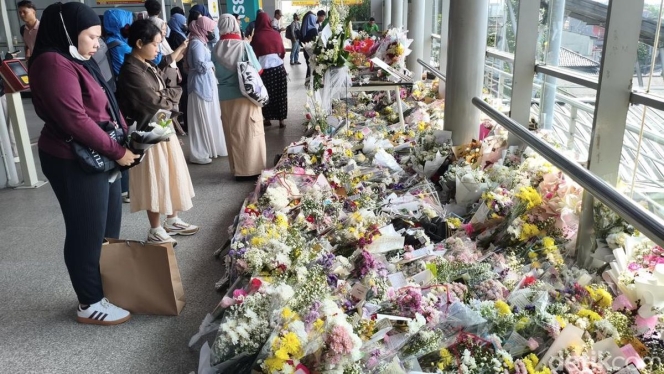 
 Taburan bunga dan karangan bunga duka cita menghiasi lantai 2 Stasiun Bekasi Timur untuk mengenang korban kecelakaan kereta api. (Foto: RSS)