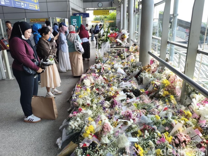 
 Taburan bunga dari warga menghiasi sudut Stasiun Bekasi Timur sebagai bentuk peringatan dan tuntutan keadilan bagi korban kecelakaan kereta api. (Foto: RSS)