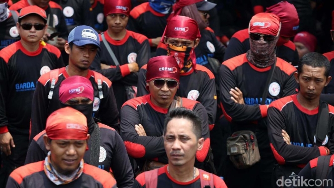 
 Massa buruh dari KSPI dan Partai Buruh mulai memadati area sekitar Kantor Kemnaker, Jakarta Selatan, untuk menyampaikan aspirasi mereka pagi ini. (Foto: RSS)