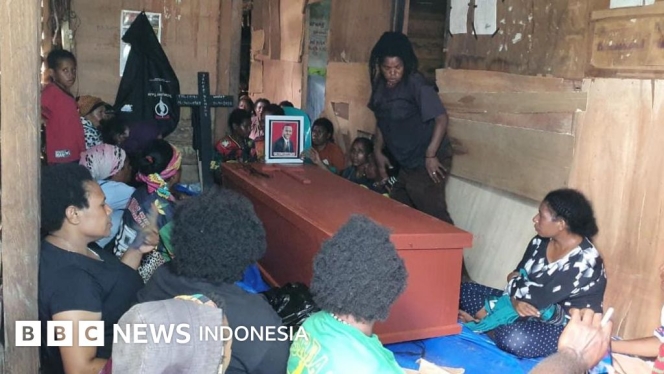 
 Suasana duka menyelimuti keluarga almarhum Yemis Yohame, ASN yang tewas tertembak di Dekai, Papua Pegunungan. (Foto: RSS)