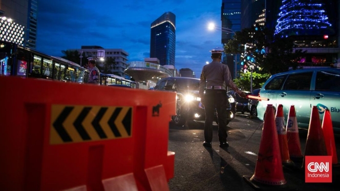 
 Aparat kepolisian saat melakukan pembubaran terhadap komunitas motor yang melakukan parkir liar di kawasan MH Thamrin, Jakarta. (Foto: RSS)