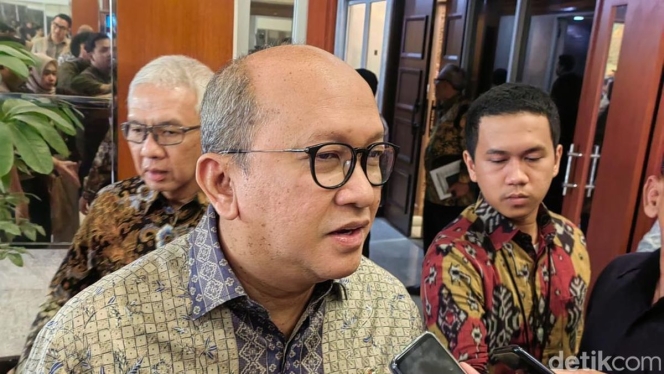 
 Menteri Investasi Rosan Roeslani saat meninjau lokasi yang diproyeksikan menjadi International Financial Center (IFC) di Bali. (Foto: RSS)