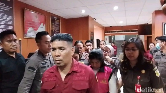 
 Bupati Sitaro, Chyntia Kalangit, saat mengenakan rompi tahanan Kejati Sulut terkait kasus korupsi dana bantuan bencana senilai Rp 22,7 miliar. (Foto: RSS)
