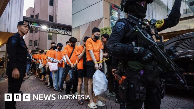 
 Aparat kepolisian saat melakukan penggerebekan lokasi yang diduga menjadi markas judi online di kawasan Jakarta. (Foto: RSS)