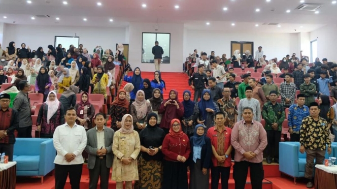 
 Personel Densus 88 Antiteror Polri saat memberikan sosialisasi pencegahan radikalisme dalam Dialog Kebangsaan di kampus STAIN Majene. (Foto: RSS)