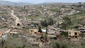 Warga Lebanon mengevakuasi reruntuhan bangunan pasca serangan udara Israel yang melanggar kesepakatan gencatan senjata di Lebanon Selatan. (Foto: RSS)