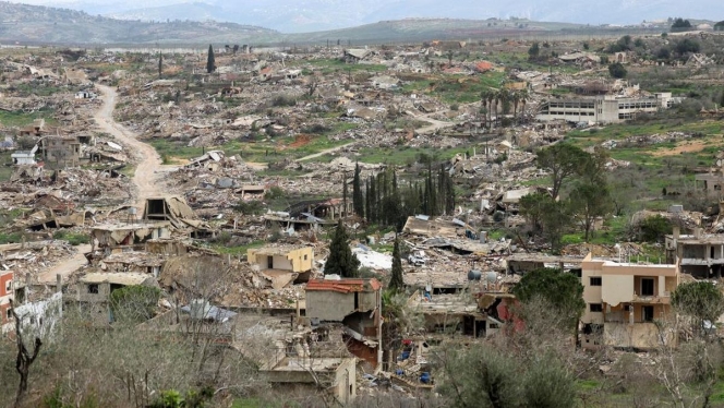 
 Warga Lebanon mengevakuasi reruntuhan bangunan pasca serangan udara Israel yang melanggar kesepakatan gencatan senjata di Lebanon Selatan. (Foto: RSS)