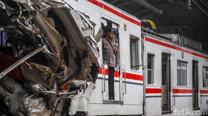 
 Proses olah tempat kejadian perkara (TKP) pasca tabrakan antara KA Argo Bromo Anggrek dan KRL di Bekasi Timur. (Foto: RSS)