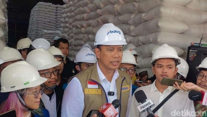 
 Gudang Bulog yang dipenuhi stok beras nasional sebagai latar belakang usulan tunjangan natura bagi ASN dan aparat keamanan. (Foto: RSS)
