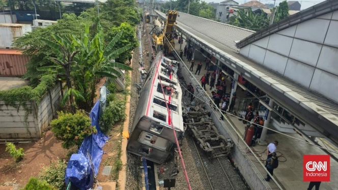 
 Petugas kepolisian melakukan olah TKP dan memeriksa saksi-saksi terkait kecelakaan kereta api di Stasiun Bekasi Timur. (Foto: RSS)