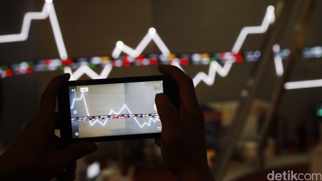 
 Layar pergerakan indeks harga saham gabungan (IHSG) menunjukkan zona merah di tengah anjloknya saham-saham konglomerat. (Foto: RSS)