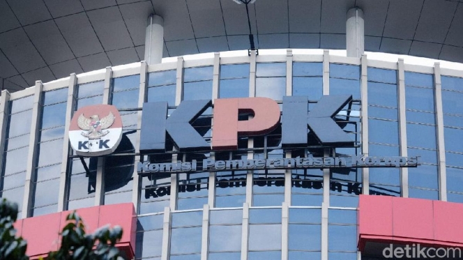 
 Petugas KPK melakukan penyegelan terhadap kontainer yang diduga terkait kasus korupsi Bea Cukai di Pelabuhan Tanjung Mas, Semarang. (Foto: RSS)