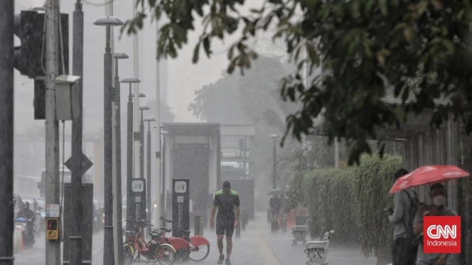 
 Petugas BMKG memantau pergerakan awan konvektif yang berpotensi memicu hujan lebat di tengah masa transisi musim. (Foto: RSS)