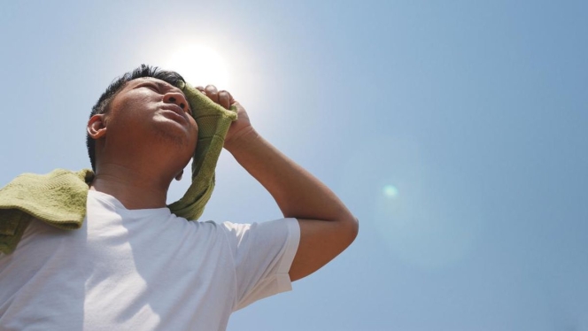 
 Petugas BMKG saat memantau parameter cuaca di tengah lonjakan suhu udara yang melanda wilayah Indonesia, khususnya di Sumatra Utara yang mencapai 36,8 derajat Celsius. (Foto: RSS)