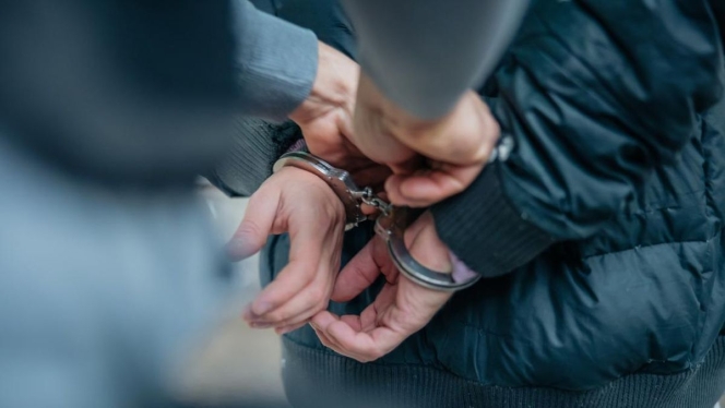 
 Aparat kepolisian saat mengawal ketat buronan Interpol berinisial LCS yang terlibat kasus penipuan online internasional di Bandara Soekarno-Hatta. (Foto: RSS)