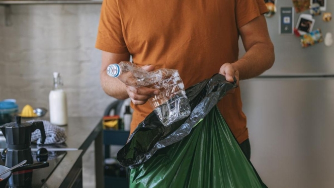 
 Ilustrasi proses konversi limbah plastik menjadi energi bahan bakar menggunakan bantuan sinar matahari. (Foto: RSS)