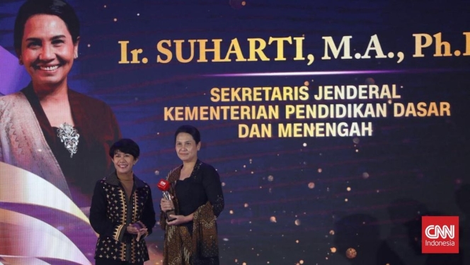 
 Sekjen Kemendikdasmen Suharti saat menerima penghargaan Outstanding in Transformation of National Education Governance di ajang CNN Indonesia Leading Women Awards 2026. (Foto: RSS)
