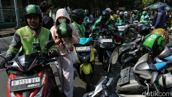 
 Presiden Prabowo Subianto saat memberikan arahan terkait kebijakan ekonomi digital yang berpihak pada rakyat kecil, termasuk mitra ojek online. (Foto: RSS)