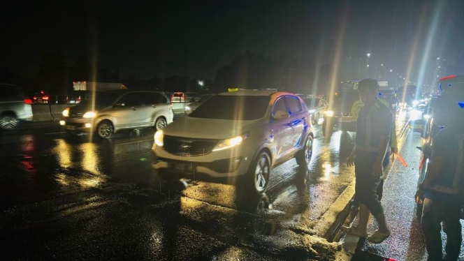 
 Petugas melakukan perbaikan darurat di ruas Tol Jagorawi setelah insiden pecah ban massal yang menimpa sejumlah pengendara akibat jalan berlubang. (Foto: RSS)
