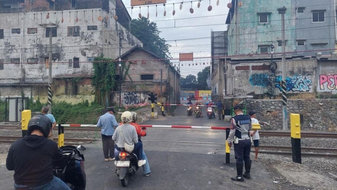 
 Petugas melakukan pemantauan saat uji coba palang pintu kereta api elektronik otomatis di kawasan Bekasi Timur untuk meningkatkan standar keselamatan transportasi. (Foto: RSS)