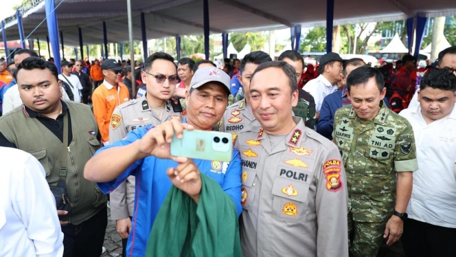 
 Kapolda Sumsel Irjen Pol Sandi Nugroho saat mengikuti prosesi potong tumpeng bersama perwakilan buruh dalam aksi May Day 2026 di depan Gedung DPRD Sumsel, Palembang. (Foto: RSS)